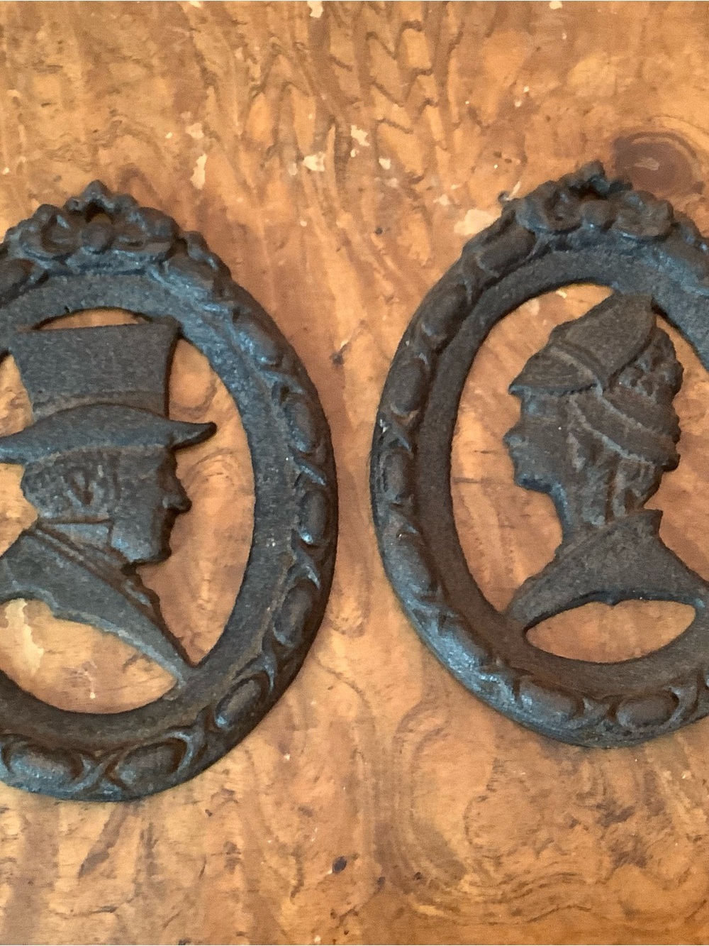Vintage Wilton Cameo Silhouettes Victorian Man & Woman Set Cast Iron - Picture 2 of 8